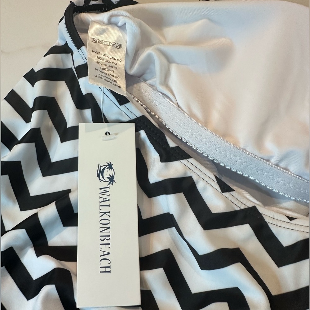 NWT Walk on beach Black and White Chevron Striped Halter Tankini Swim Top Medium - Picture 7 of 8